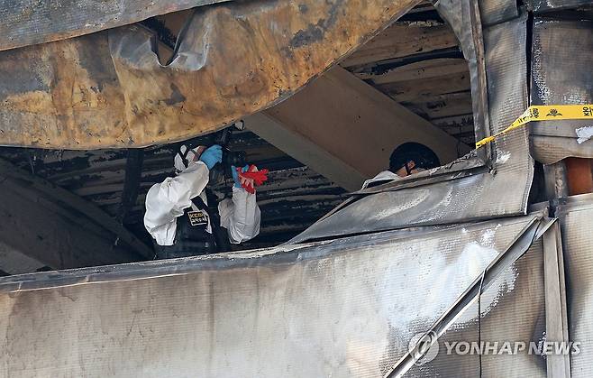 인명 피해 큰 대전 화재 (대전=연합뉴스) 김준범 기자 = 경찰과 소방 당국이 21일 오전 대형 화재가 발생한 대전 대덕구 안전공업 내부에서 인명 수색작업과 화재 조사를 하고 있다. 2026.3.21 psykims@yna.co.kr