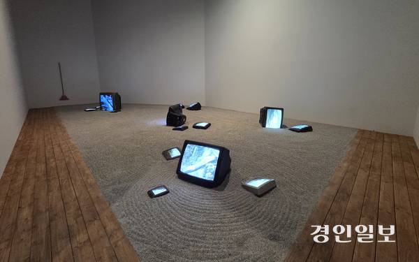 달리보르 마르티니스, 돌 정원. 2026.3.19 /이시은기자 see@kyeongin.com