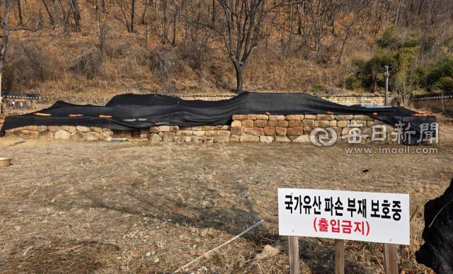 19일 오전 지난해 봄 대형 산불로 소실된 사남고택. 무너진 이후 아직까지 복원되지 않고 있다. 전종훈 기자