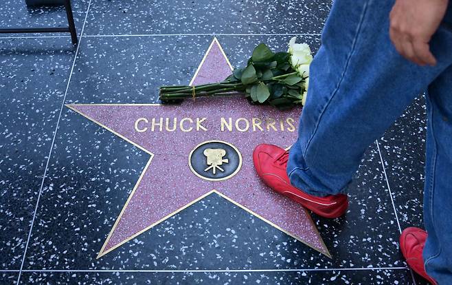 척 노리스의 사망 소식이 전해진 뒤 그의 이름이 새겨진 할리우드 명예의 거리(1989년 12월 수여)에 꽃이 놓여 있다.(AFP연합뉴스)