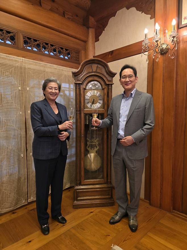 이재용 회장이 18일 서울 이태원동 승지원에서 리사 수 AMD 최고경영자(CEO)와 만찬에 앞서 술잔을 들고 기념 촬영하고 있다. (사진=삼성전자 제공)