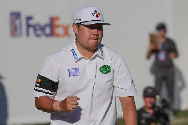 임성재가 18번홀에서 버디를 잡아낸 뒤 주먹을 쥐고 있다. (사진=AFPBBNews)