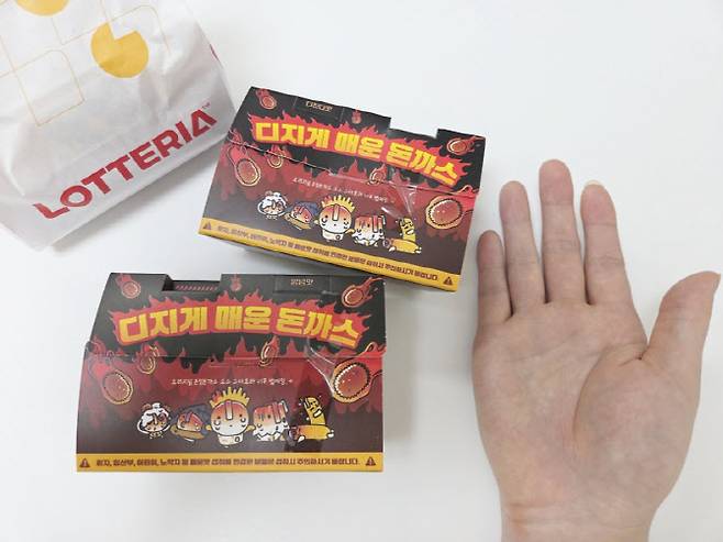 롯데리아 디지게 매운 돈까스 패키지. 섭취 주의 경고 문구와 강한 매운맛 콘셉트가 강조돼 있다. (사진=한전진 기자)