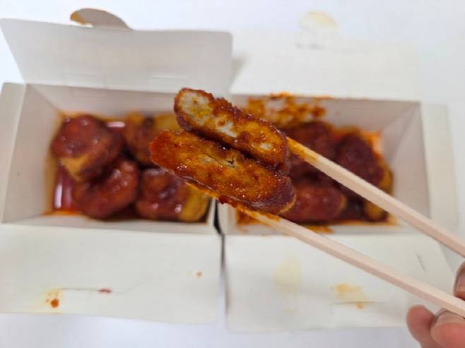 롯데리아 디지게 매운 돈까스 디진다맛 단면 모습. 소스가 튀김 위에 두껍게 올라가 있다. (사진=한전진 기자)