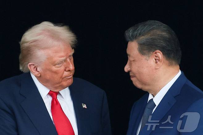 도널드 트럼프 미국 대통령과 시진핑 중국 국가주석이 30일 부산 김해공항에서 만나 회담하기 전 악수를 나누며 서로를 응시하고 있다. 2025.10.30 ⓒ 로이터=뉴스1