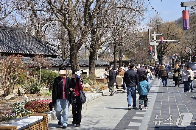 22일 오전 11시께 전북 전주시 덕진구 한옥마을에서 시민과 나들이객들이 길을 걷고 있다.2026.3.22/뉴스1 문채연 기자
