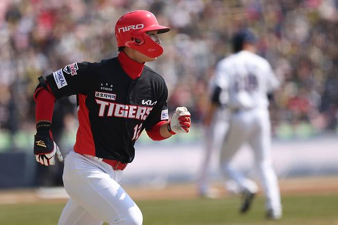 KIA 정현창이 21일 서울 잠실구장에서 열린 2026 KBO리그 시범경기 두산전 3회초 선제 스리런 홈런을 친 후 베이스를 돌고 있다. 사진 | KIA 타이거즈