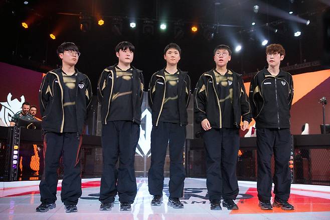 젠지 선수들이 21일 브라질 상파울루 라이엇 게임즈 아레나에서 열린 퍼스트 스탠드 4강전에서 G2에 0대3의 완패를 당하며 결승 진출에 실패한 후 관중들에게 인사를 하고 있다. 사진제공=라이엇 게임즈