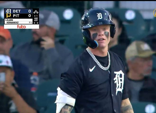 초구 102마일이 찍힌 MLB.TV 중계 방송 화면. 에르난데스의 구위를 보고 깜짝 놀란 타자 맥스 클라크. 사진=MLB.com 캡쳐