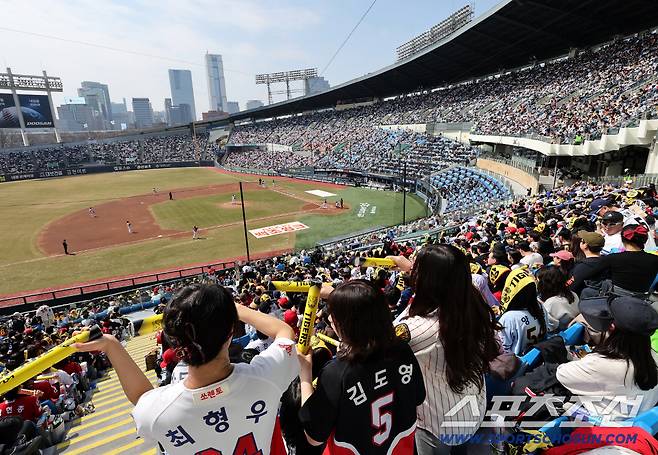 22일 잠실구장에서 열린 KBO리그 두산과 KIA의 시범 경기. 휴일을 맞아 잠실구장 찾아 야구를 즐기고 있는 야구팬들. 잠실=송정헌 기자songs@sportschosun.com/2026.03.22/