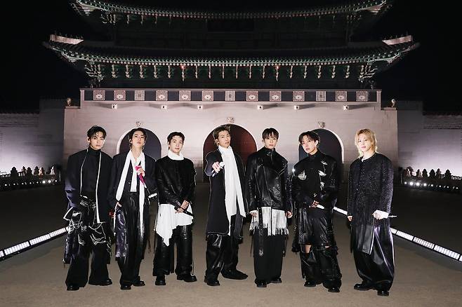 21일 'BTS 컴백 라이브 : 아리랑' 공연에 나선 BTS 멤버들이 광화문을 배경으로 포즈를 취했다. /빅히트뮤직, 넷플릭스 제공