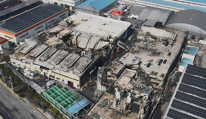 20일 대형 화재로 인명피해가 발생한 대전 대덕구 자동차 부품 제조 공장이 처참한 모습을 보이고 있다. 2026.3.21 ⓒ 뉴스1