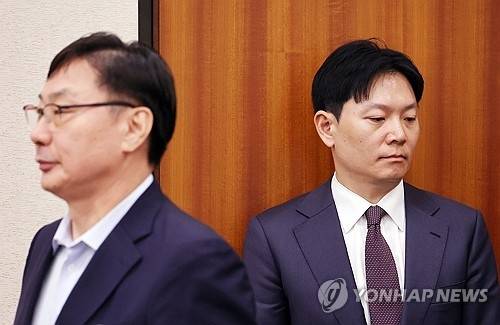 2025년 10월 국회 법제사법위원회 국정감사장에 출석한 ‘경기도·쌍방울 대북송금 공모 혐의’ 처벌된 이화영(왼쪽) 전 경기도 평화부지사와 당시 수원지검 소속의 박상용(오른쪽) 부부장검사. 연합뉴스