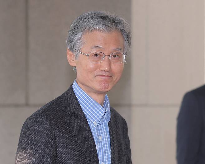 법왜곡죄와 재판소원제 도입, 대법관 증원을 뼈대로 하는 ‘사법개혁 3법’이 공포된 12일 조희대 대법원장이 서울 서초구 대법원으로 출근하고 있다. 연합뉴스