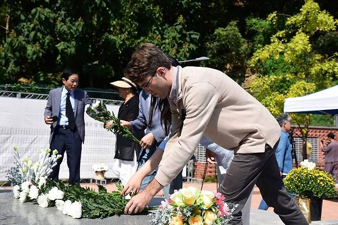 잭 그린버그씨가 2025년 10월 대구 10월항쟁 등 ‘한국전쟁 전후 민간인 희생자 위령탑’에서 열린 10월 항쟁 위령제에서 헌화하고 있다. 본인 제공