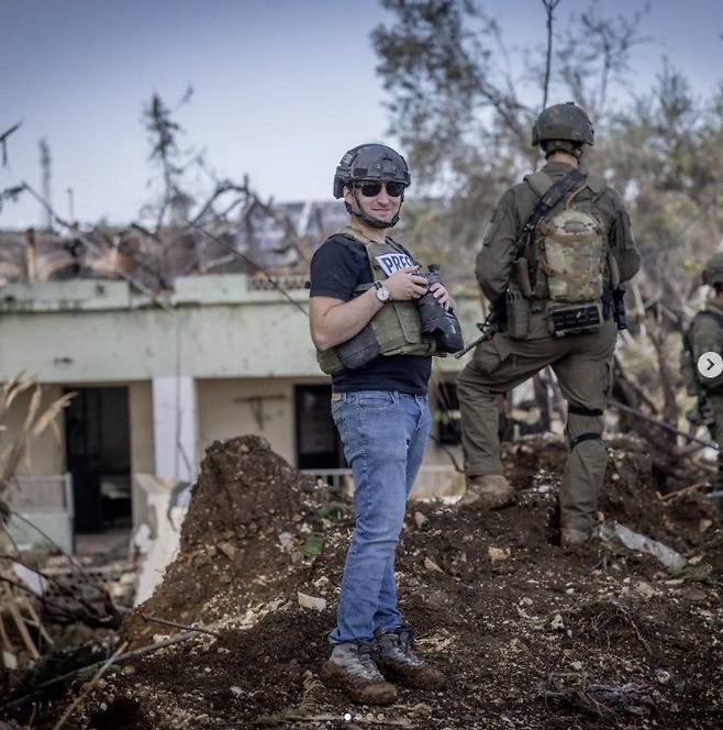 예측 도박꾼들에게 살해 위협까지 받았던 타임스오브이스라엘 군사 전문 기자 에마뉴엘 파비안이 지난 2024년 11월 레바논 남부에서 찍은 사진이다. 에마뉴엘 파비안 인스타그램 캡처