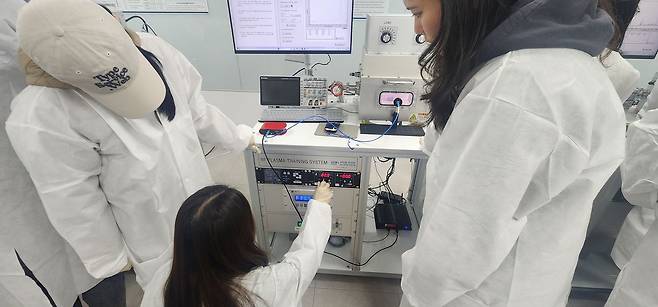 지난 18일 경기 용인 명지대 반도체공학부에서 학생들이 진공 상태에서 플라즈마 실험을 하고 있다. 기체를 이온 상태로 만든 플라즈마는 반도체 성능 테스트에 쓰인다. 김민상 기자