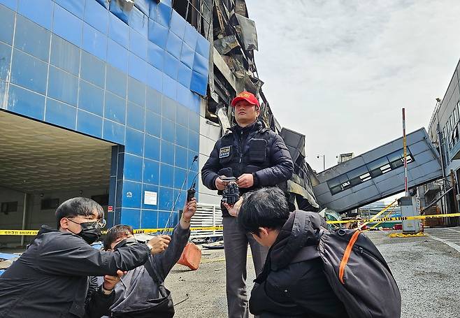 22일 대전 대덕구 안전공업 화재 현장에서 합동감식을 위해 사전 점검을 마친 강재석 대전경찰청 과학수사계장이 점검 결과를 설명하고 있다. 김정재 기자