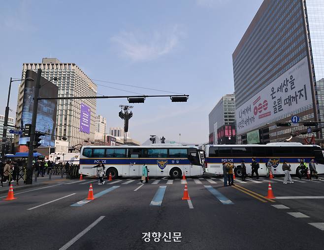 방탄소년단(BTS)의 컴백 공연 당일인 21일 무대가 설치된 서울 광화문광장 인근 도로가 통제되고 있다. 강윤중 기자