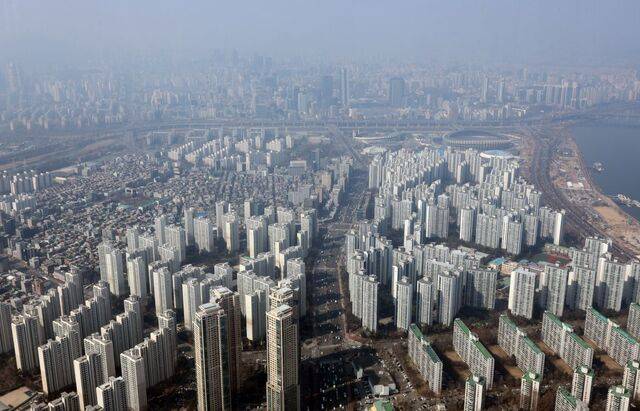 서울 송파구 롯데월드타워에서 바라본 강남3구 아파트 모습. 연합뉴스