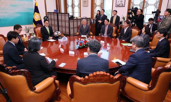 우원식 국회의장이 지난 19일 국회의장실에서 원내 6개 정당 원내대표(기본소득당 용혜인, 진보당 윤종오, 더불어민주당 한병도, 조국혁신당 서왕진, 개혁신당 천하람, 사회민주당 한창민 원내대표)와 회동하고 있다. 이날 국민의힘은 불참했다. 연합뉴스