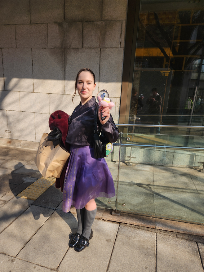 지난 21일 오전 서울 광화문 세종문화회관 미술관 인근에서 루마니아인 수로지오 이와나가 방탄소년단(BTS) 응원봉인 ‘아미봉’을 들고 포즈를 취하고 있다. 최현재 기자