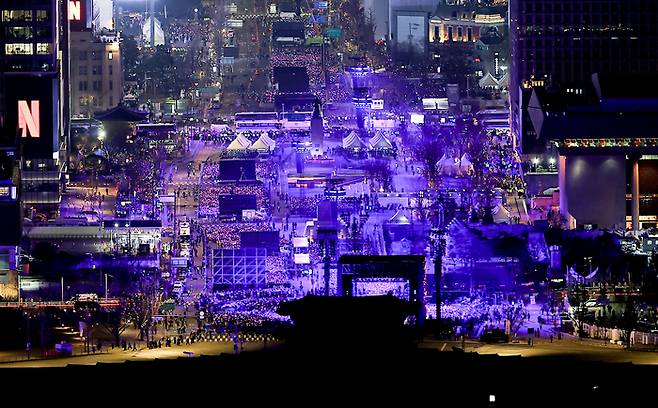 그룹 방탄소년단(BTS)이 21일 서울 광화문 광장에서 정규 5집 ‘아리랑’(ARIRANG) 발매를 기념해 무료 공연 ‘BTS 컴백 라이브: 아리랑’(BTS THE COMEBACK LIVE|ARIRANG)을 열고 있다. 연합뉴스