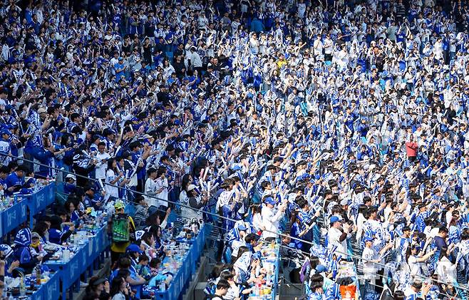 22일 한국야구위원회(KBO)에 따르면 이날 전국 5개 구장에서 열린 '2026 신한 쏠 KBO리그' 시범경기에 8만3584명의 관중이 입장했다. 사진은 이날 대구 수성구 삼성라이온즈파크에서 열린 2026 KBO리그 시범경기 LG 트윈스와 삼성 라이온즈의 경기에서 관중들이 열띤 응원을 하고 있는 모습./사진=뉴시스