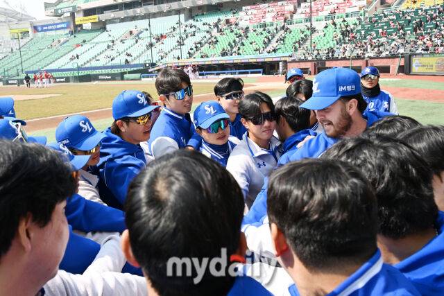 17일 인천 SSG랜더스필드에서 열린 '2026 신한 SOL BANK KBO리그' SSG 랜더스와 삼성 라이온즈 시범경기. 삼성의 새 외국인투수 호주 오러클린(오른쪽)이 경기 전 선수들과 인사를 나누고 있다./마이데일리