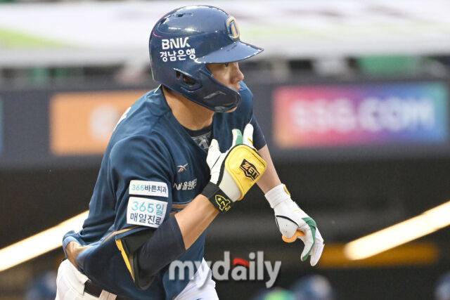 15일 인천 SSG랜더스필드에서 열린 '2025 신한 SOL BANK KBO리그' NC 다이노스와 SSG랜더스 경기.NC 김주원이 3회초 2사 1루에 안타를 친 뒤 달리고 있다./마이데일리