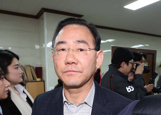 22일 오전 국민의힘 대구시당에서 열린 장동혁 대표와 지역 국회의원의 비공개 연석회의가 끝난 뒤 주호영 의원이 회의장을 나오고 있다. 연합뉴스