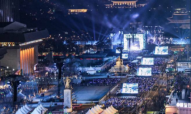 그룹 방탄소년단(BTS)이 21일 서울 광화문 광장에서 정규 5집 '아리랑'(ARIRANG) 발매를 기념해 무료 공연 'BTS 컴백 라이브: 아리랑'(BTS THE COMEBACK LIVE|ARIRANG)을 열고 있다. 사진공동취재단