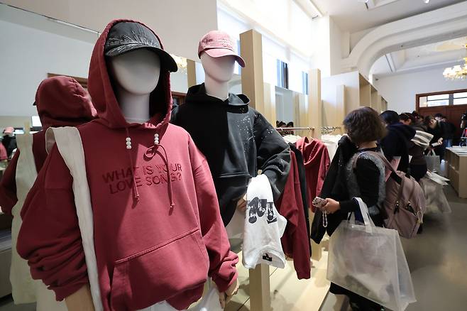 방탄소년단(BTS) 컴백 공연을 하루 앞둔 20일 서울 중구 신세계백화점 본점 내 BTS 컴백 팝업스토어에서 팬들이 굿즈를 둘러보고 있다. 뉴시스