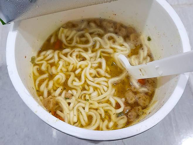 매일 식사량을 줄이는 방식보다 일부 날만 열량을 제한하는 간헐적 단식 전략이 직장인 현실형 체중 관리 대안으로 주목받고 있다. 게티이미지