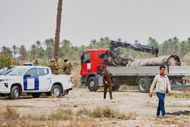 지난 15일 이라크 바빌론에서 낙하한 이란 미사일 추정 물체를 민병대원들이 수거하고 있다. AP연합뉴스