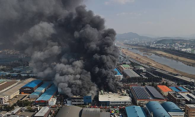 지난 20일 오후 1시 17분께 대전 대덕구 문평동의 한 공장에서 불이 나 연기가 피어오르고 있다. 소방 당국은 신고 14분 만에 대응 2단계를 발령해 진화 작업을 벌이고 있다. 뉴스1