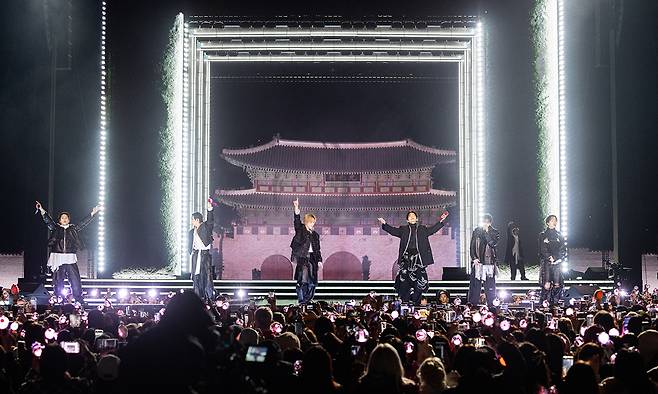 방탄소년단(BTS)이 21일 서울 광화문광장에서 'BTS 컴백 라이브: 아리랑' 발매 기념 컴백 공연을 하고 있다. 빅히트 뮤직·넷플릭스 제공