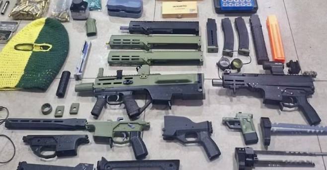 사진=브라질 경찰이 청년을 체포하면서 확보한 증거들. 브라질 경찰 제공