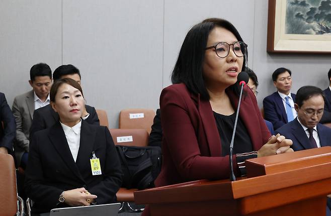 서민금융진흥원 비상임이사로 발탁된 노영희(오른쪽) 변호사가 지난 2024년 11월 여의도 국회에서 열린 운영위원회 국정감사장에서 김건희 여사 공천 개입 의혹을 제기한 증인 강혜경(왼쪽) 씨의 법률대리인 자격으로 답변하고 있다. 연합뉴스