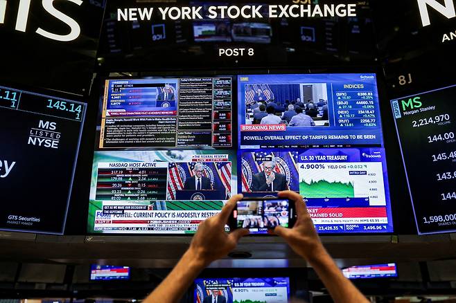 지난해 7월 미국 연방준비제도(Fed) 금리 발표 이후 제롬 파월 Fed 의장의 기자회견 장면이 미국 뉴욕증권거래소(NYSE) 화면에 표시되고 있다. 로이터연합뉴스