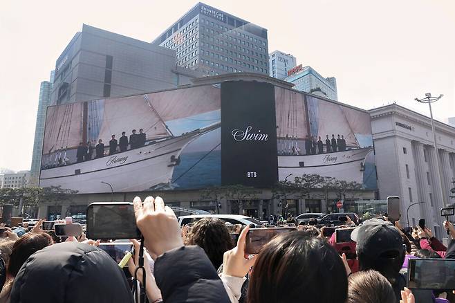 신세계백화점은 지난 20일 본점 신세계스퀘어에서 방탄소년단 컴백 기념 미디어아트를 공개했다. ⓒ신세계백화점 제공