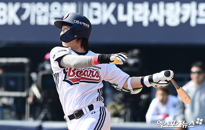 21일 오후 서울 송파구 잠실야구장에서 열린 '2026 신한 SOL Bank KBO리그 시범경기' KIA 타이거즈와 두산 베어스의 경기, 5회말 2사 두산 박찬호가 타격하고 있다. 결과는 3루수 땅볼 아웃. 잠실, 박지영 기자