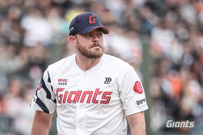 롯데 자이언츠가 또 막강한 팀 타선 화력을 뽐내며 한화 이글스를 연이틀 꺾었다. 롯데는 22일 부산 사직야구장에서 2026 신한 SOL뱅크 KBO 시범경기 한화전을 치러 10-6으로 승리했다. 이날 사직야구장엔 총 2만 360명의 관중이 입장했다. 이날 승리로 롯데는 시범경기 7승2무1패로 2위 두산 베어스(6승1무3패)와 1.5경기 차 단독 1위를 굳건히 지켰다. 롯데는 오는 23일과 24일 열리는 마지막 시범경기 일정인 문학 SSG 랜더스전에서 1승을 거둔다면 2022시즌 이후 4년 만에 시범경기 1위를 확정한다. 롯데 자이언츠