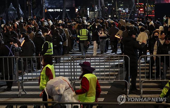 안전한 귀가, BTS 컴백 무대를 마치고 (서울=연합뉴스) 박동주 기자 = 그룹 방탄소년단(BTS)이 정규 5집 '아리랑'(ARIRANG) 발매를 기념해 무료 공연 'BTS 컴백 라이브: 아리랑'(BTS THE COMEBACK LIVE|ARIRANG)을 연 21일 서울 광화문 광장에서 '아미'(BTS 팬덤)들이 공연을 관람한 뒤 이동하고 있다. 2026.3.21 pdj6635@yna.co.kr