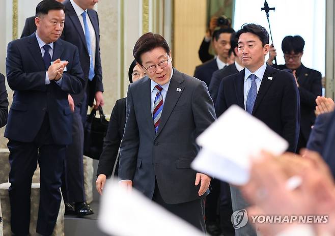 이재명 대통령, 중소기업인과의 대화 참석 (서울=연합뉴스) 김도훈 기자 = 이재명 대통령이 20일 청와대 영빈관에서 열린 중소기업인과의 대화에 입장하고 있다. 2026.3.20 superdoo82@yna.co.kr