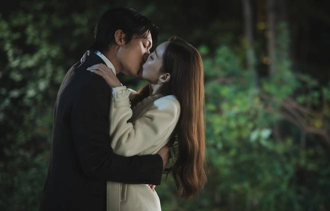 박민영과 위하준이 '세이렌'에서 키스신을 연기한다./사진=tvN