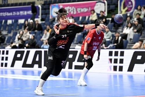 22일 오후 부산 기장체육관에서 열린 신한 SOL뱅크 2025~2026 핸드볼 H리그 여자부 3라운드 SK 슈가글라이더즈와 강원 삼척시청과 경기에서 SK 슈글즈의 최지혜가 슛을 하고 있다.