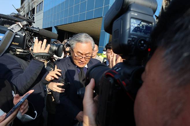 74명의 사상자가 발생한 안전공업 손주환 대표가 23일 오후 경찰의 압수수색 중인 사무실을 떠나기 전 기자들의 입장표명 요구에 답하지 않고 차량에 오르고 있다. (사진=임병안 기자)
