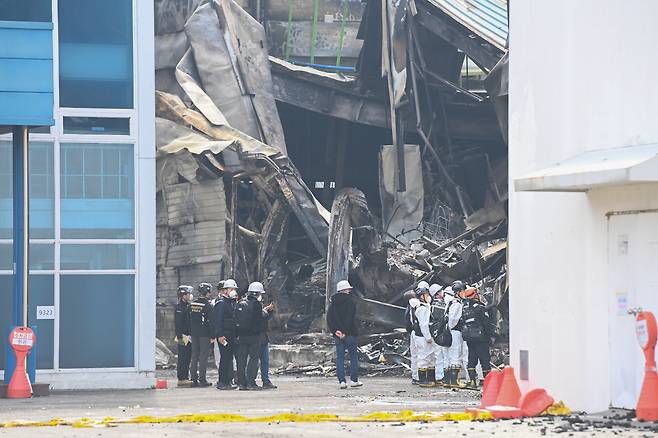 22일 대형화재로 인명피해가 발생한 대전 대덕구 자동차 부품 제조 공장에서 경찰, 소방, 안전보건공단 등 관계자들이 현장 조사를 하고 있다. 김주형 기자 kjh2667_@cctoday.co.kr