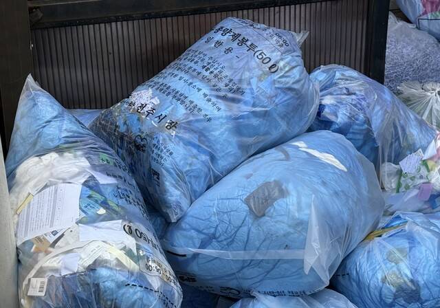 종량제봉투 대란에 대한 우려가 커지고 있는 15일 전주의 한 쓰레기장에 종량제봉투가 쌓여 있다./박현우 기자